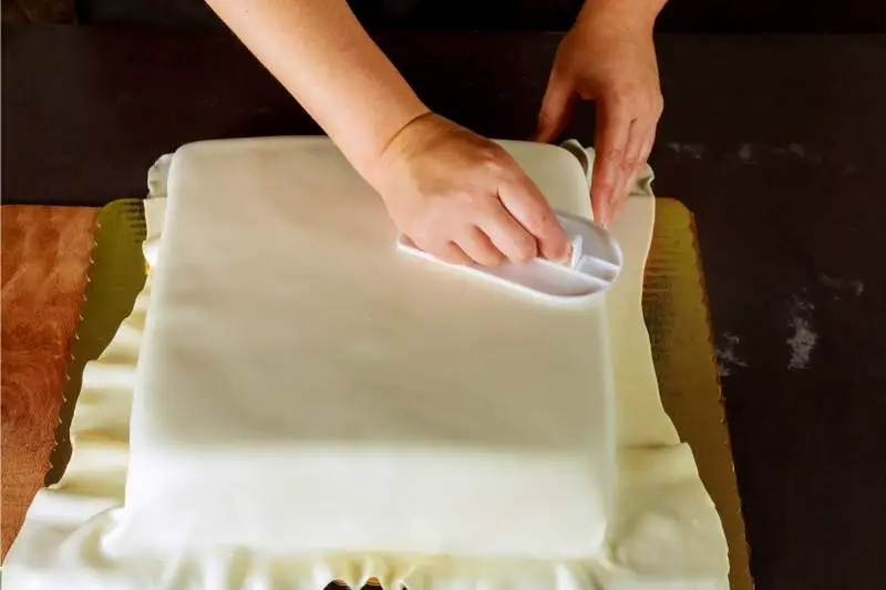Putting Fondant On Top Of Square Cake